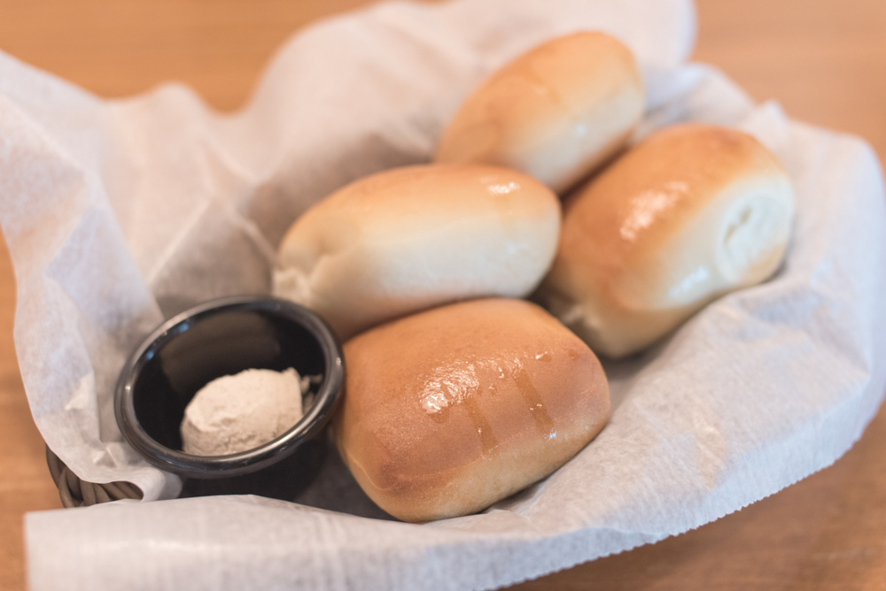 Texas,Roadhouse,Rolls,With,Cinnamon,Honey,Butter,In,A,Basket.