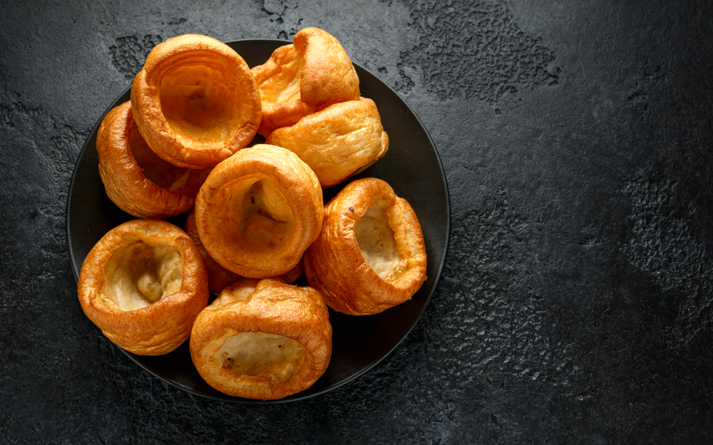 Traditional,English,Yorkshire,Pudding,Side,Dish,On,Black,Plate,And