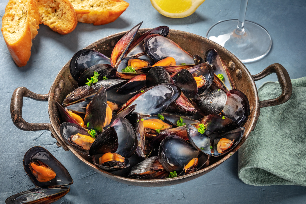 Fresh,Mussels,In,A,Pan,,With,Parsley,And,Lemon