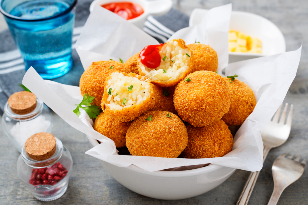Homemade,Fried,Risotto,Arancini,Stuffed,With,Cheese,,Served,With,Tomato