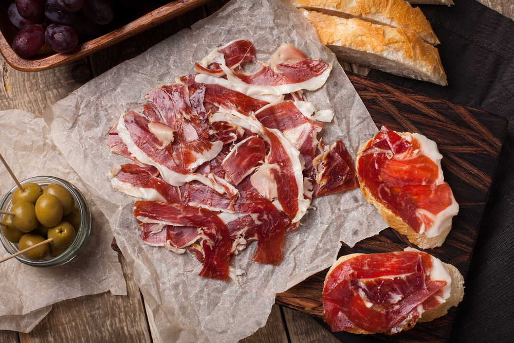 Jamon,Iberico,With,White,Bread,,Olives,On,Toothpicks,And,Fruit