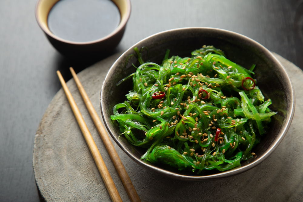 Wakame,Seaweed,Salad,With,Sesame,Seeds,And,Chili,Pepper,In
