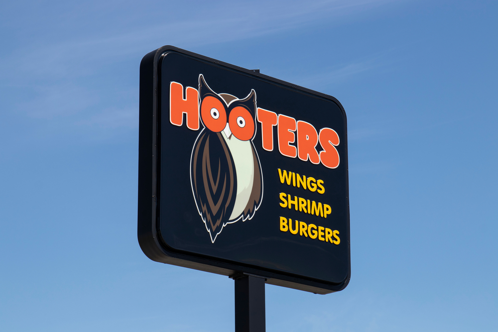 Lafayette,-,Circa,May,2020:,Hooters,Dine,In,Restaurant,Location.