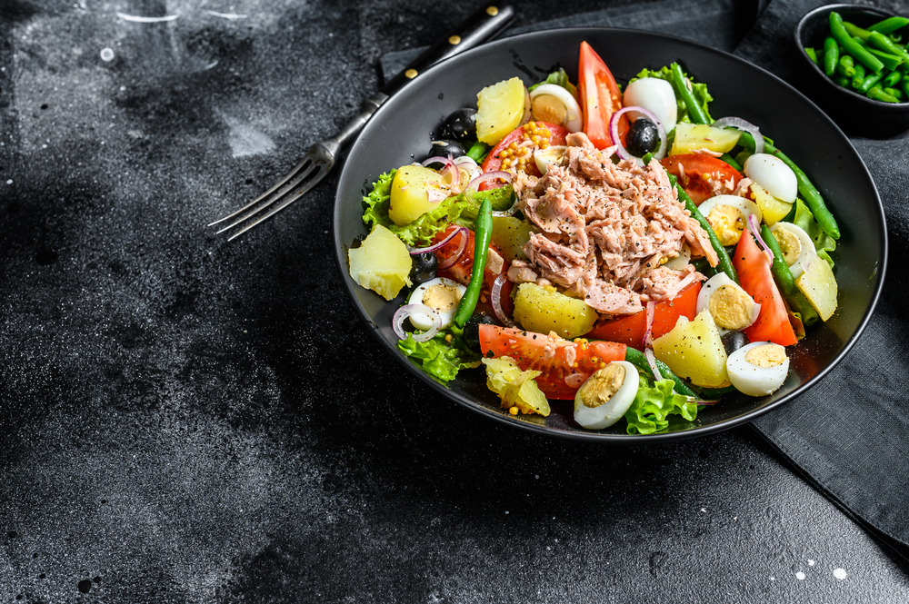 Tuna,Salad,Nicoise,With,Vegetables,,Eggs,And,Anchovies,In,A