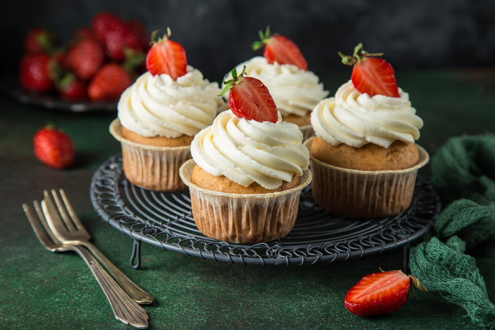 vanilla cupcakes with cream cheese frosting and fresh strawberry