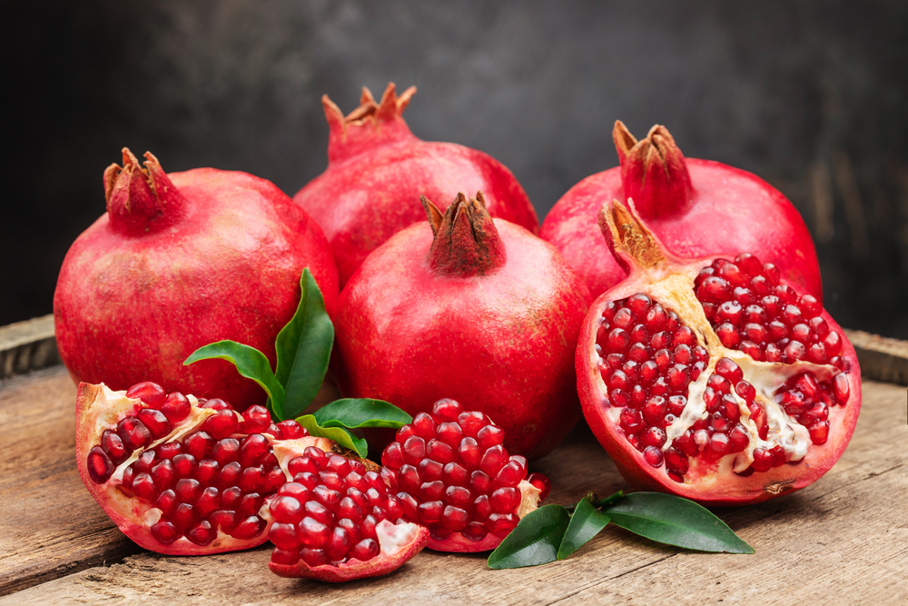 Several,Ripe,Pomegranate,Fruits,And,An,Open,Pomegranate,With,Pomegranate
