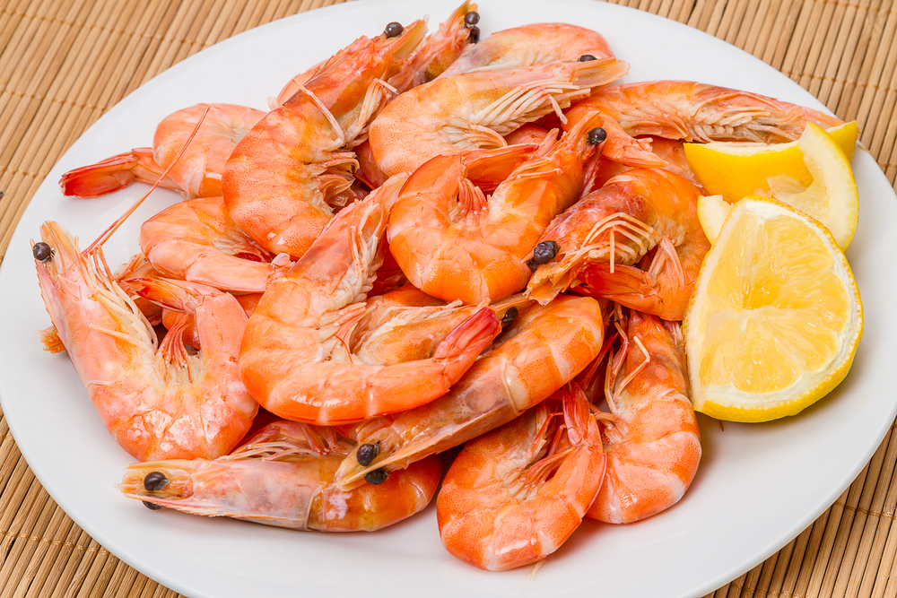Cooked shrimp with lemon