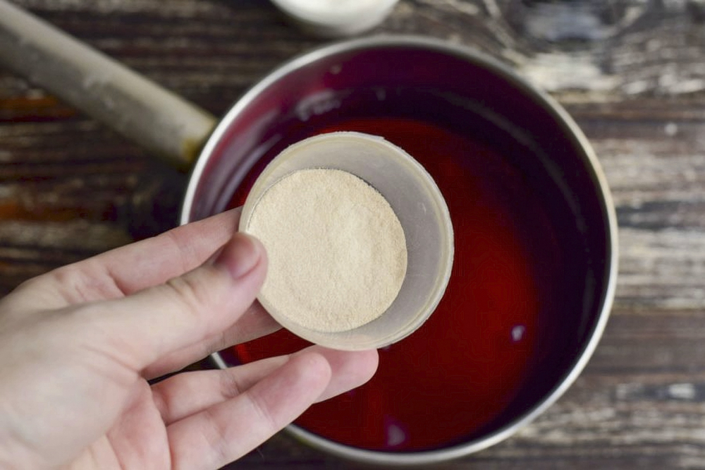 Add agar agar to the pan.